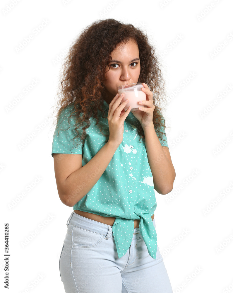 穿着脏衣服的年轻女子在白底喝美味的酸奶