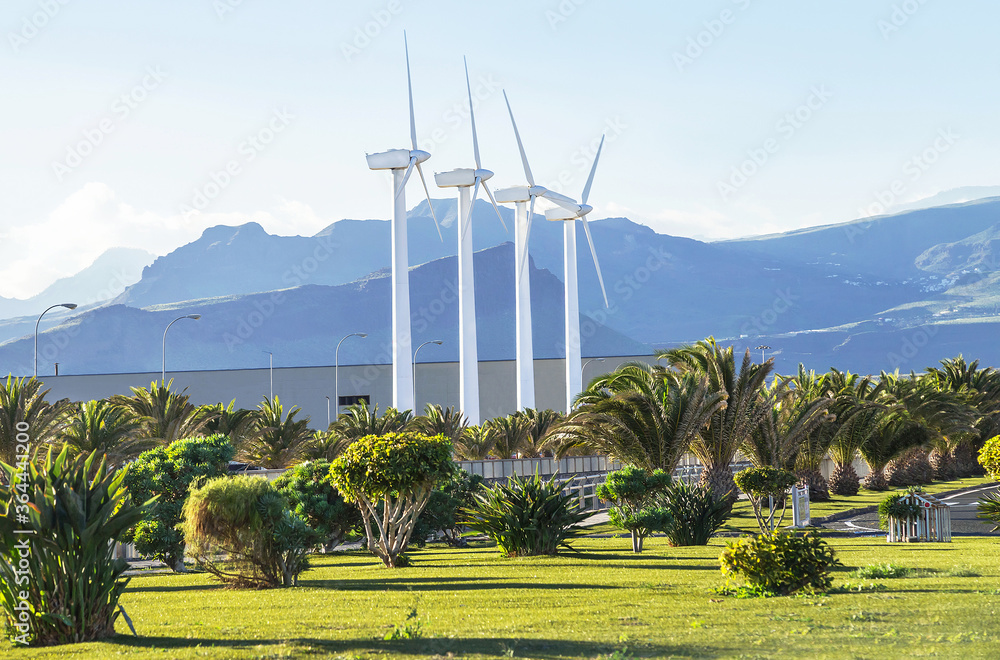 保护自然。风力涡轮机对抗山区景观。