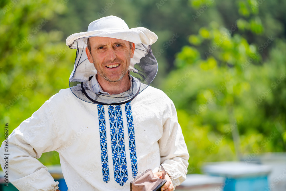 养蜂场的养蜂人在夏天。养蜂场的人。养蜂。养蜂概念。