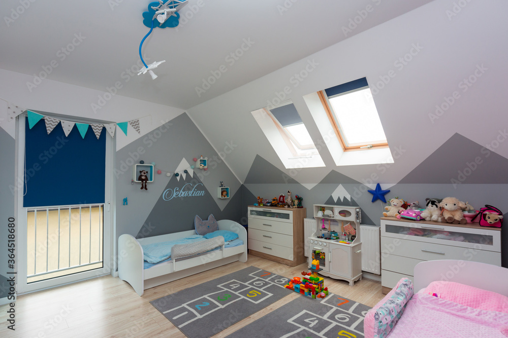 男孩和女孩的儿童卧室，配有家具和玩具