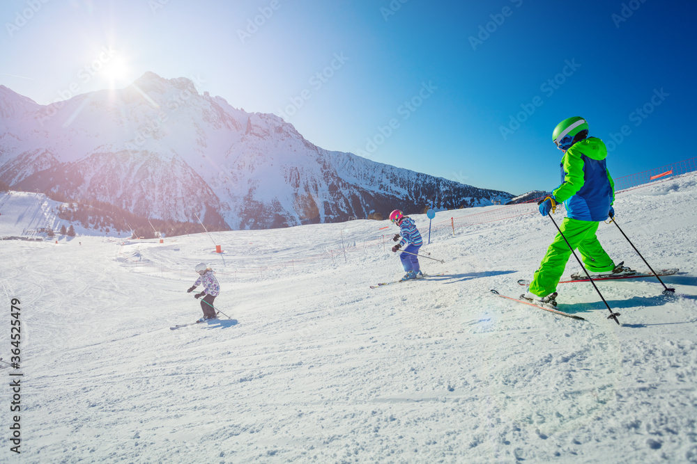 山上滑雪学校的一群孩子画像，阿尔卑斯山度假胜地的晴天