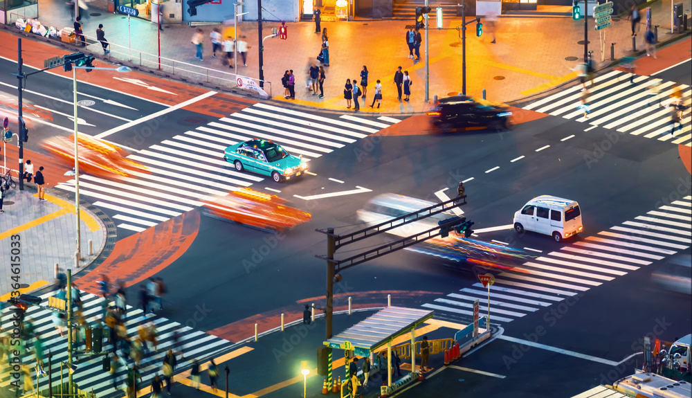 人们和车辆穿过日本东京涩谷著名的争抢十字路口，这是最繁忙的十字路口之一