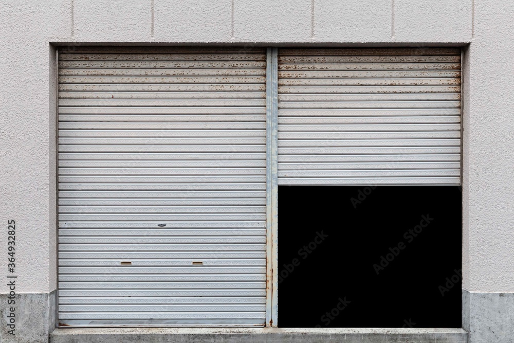 打开门的大楼的车库。