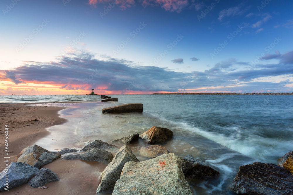 波兰格但斯克波罗的海海滩上美丽的日落。