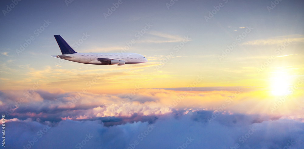 商业飞机在云端飞行