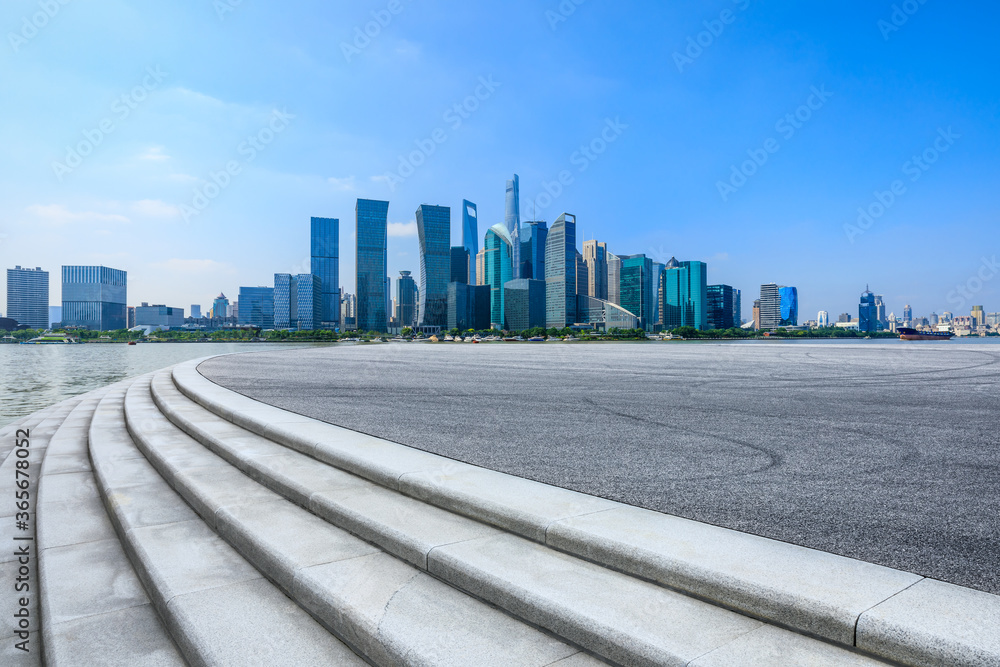 中国上海空旷的赛车道和现代化的城市建筑。