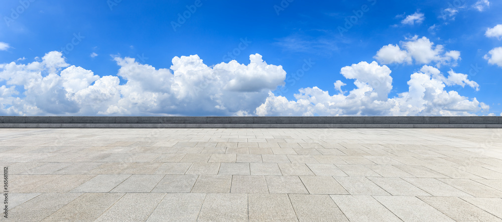 空旷的方形地板和蓝天白云的景象。