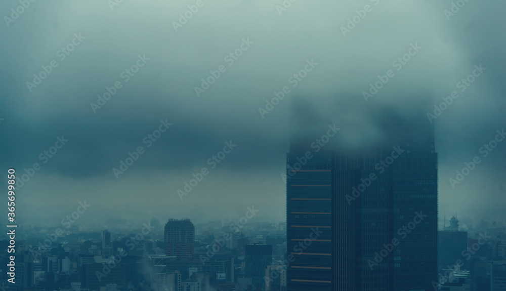 暴雨期间的东京天际线摩天大楼