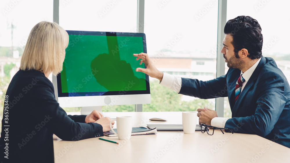 会议室里的商务人士，办公室选项卡上有绿屏色度键电视或电脑