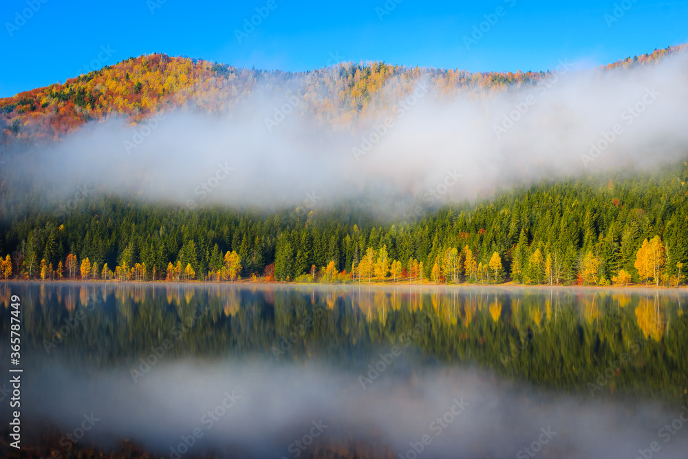 圣安娜湖和彩色森林的雾蒙蒙的秋季景观
