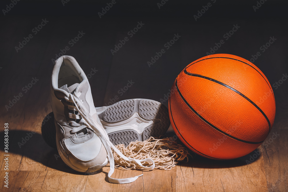 在健身房用鞋打篮球的球