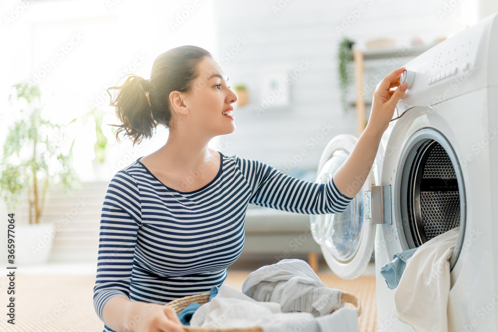 女人在洗衣服