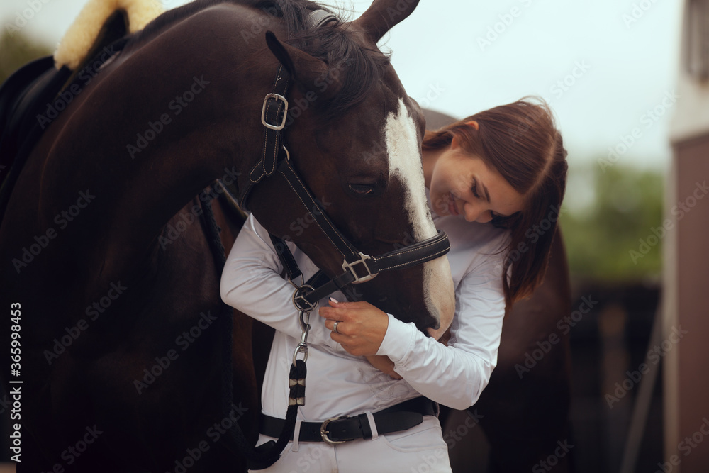 马术运动——年轻女孩骑马。
