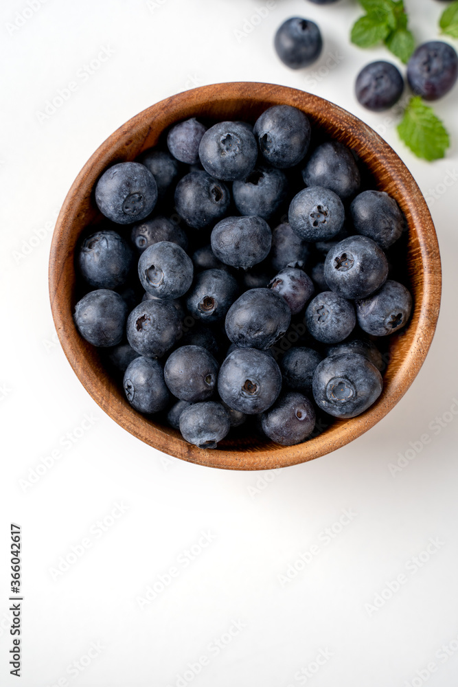 蓝莓果实俯视图，白色背景，平面俯视图，薄荷叶，he