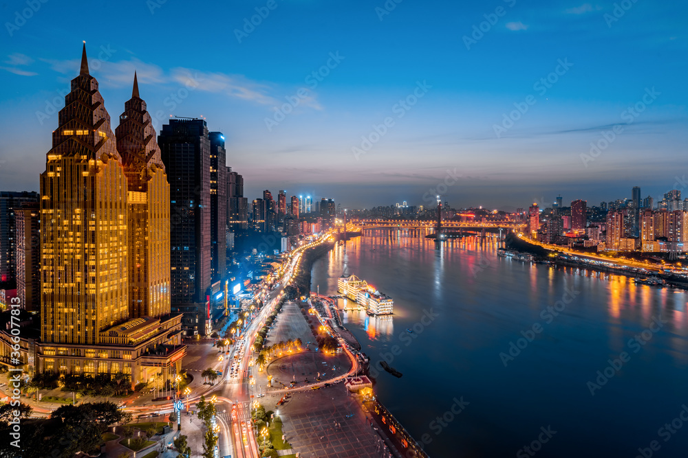 中国重庆长江沿岸的金色高楼
