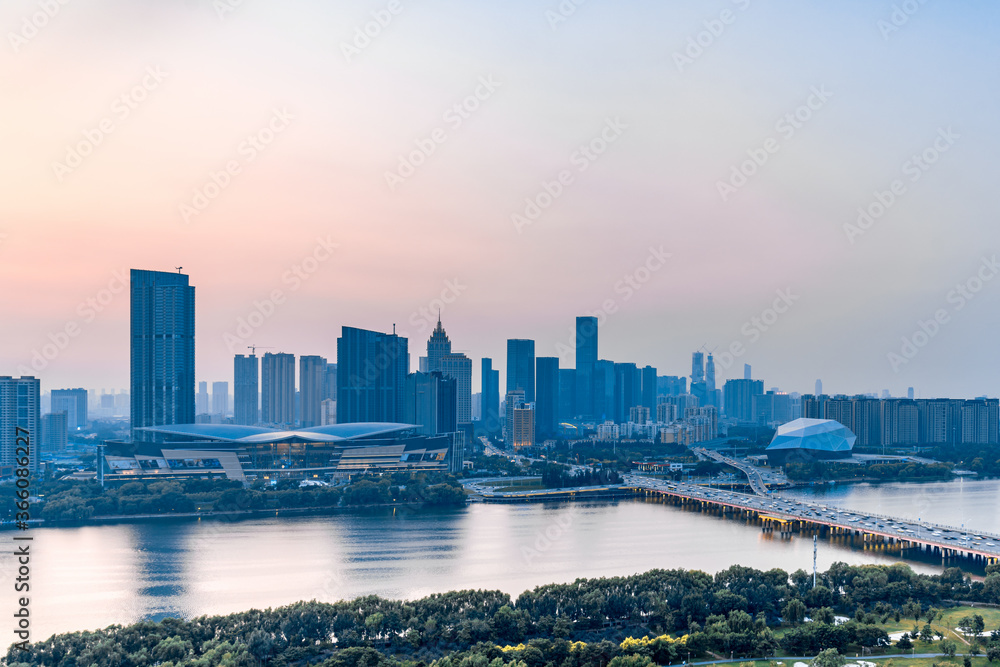 中国辽宁省沈阳市盛京剧院和浑河沿岸城市建筑的黄昏景色