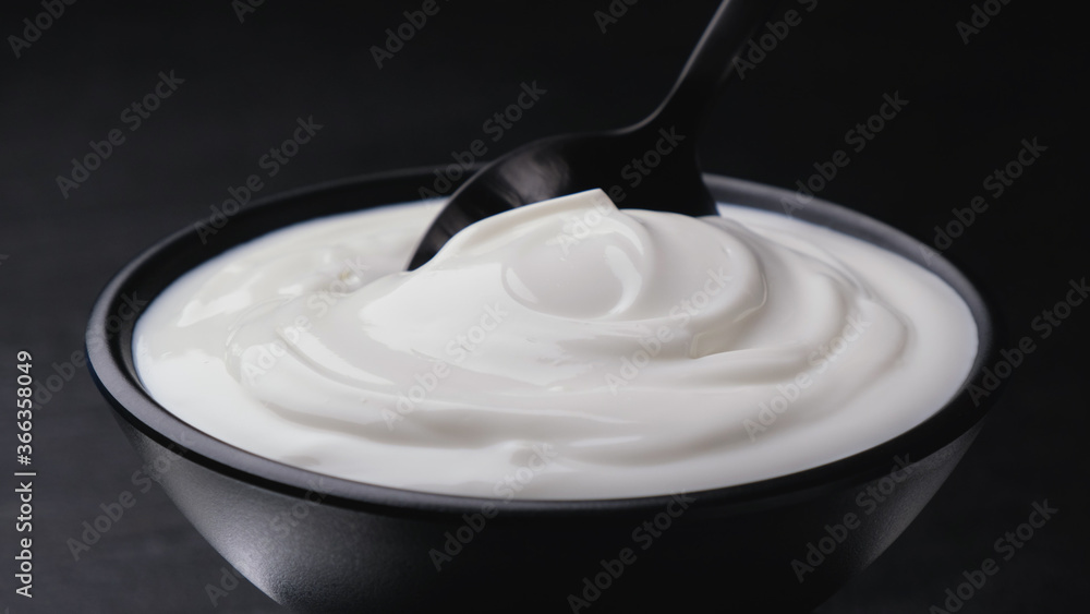 一碗黑底酸奶油，希腊酸奶