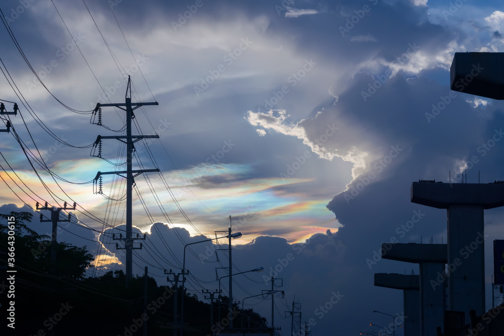 泰国曼谷市日落时的彩虹云。
