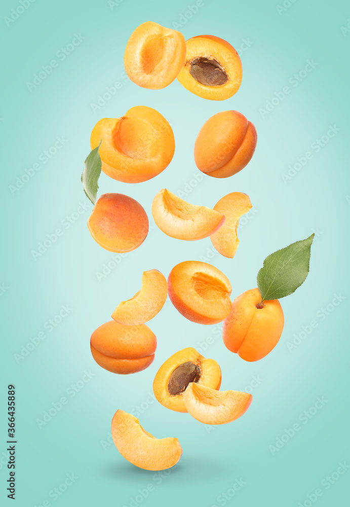 彩色背景上掉落的成熟杏子