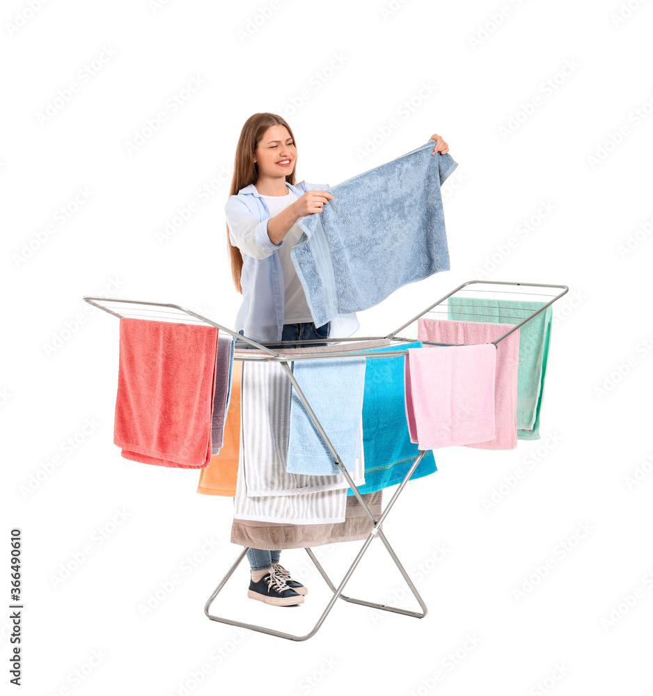 白底带干净毛巾和干衣机的女人