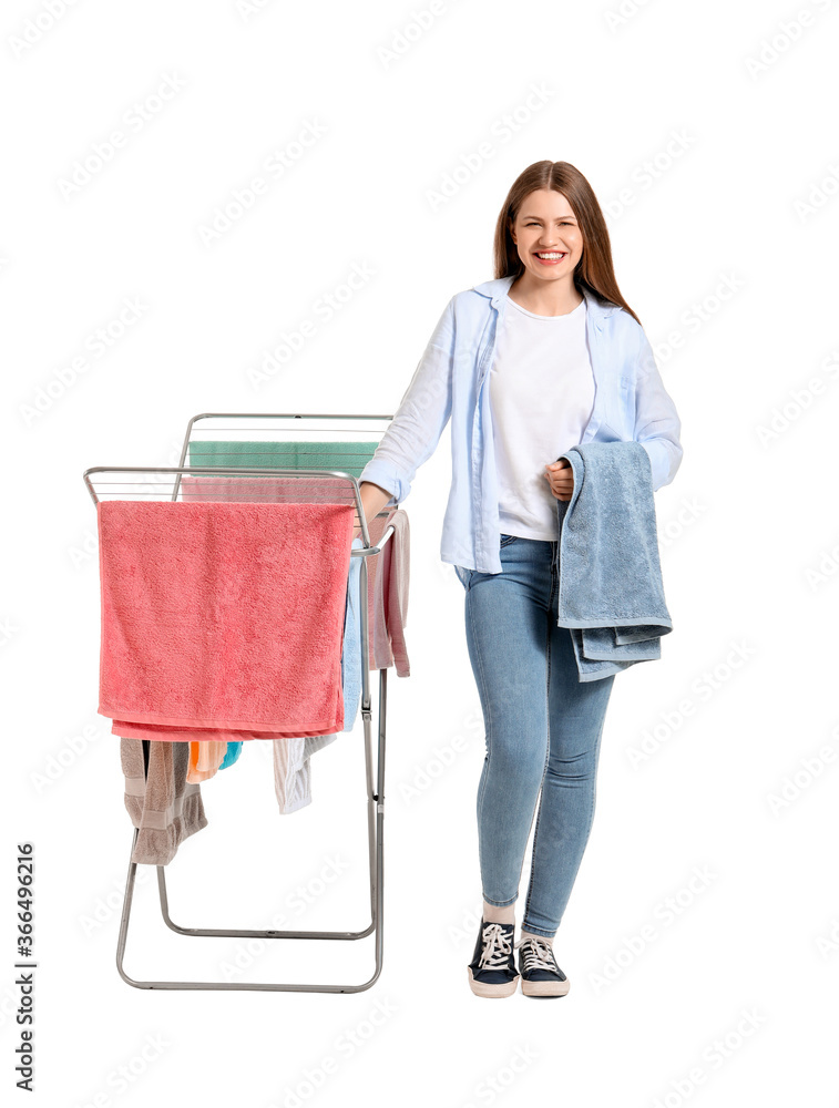 白色背景下拿着干净毛巾和干衣机的女人