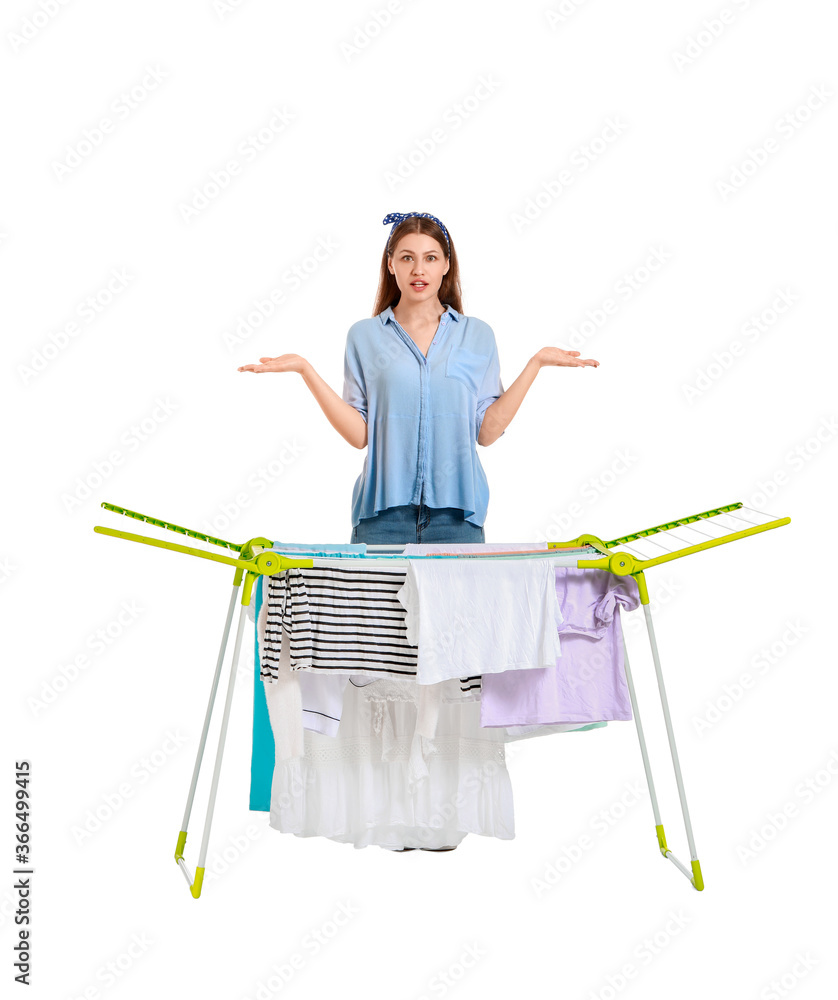 女人在白色背景下把干净的衣服挂在烘干机上