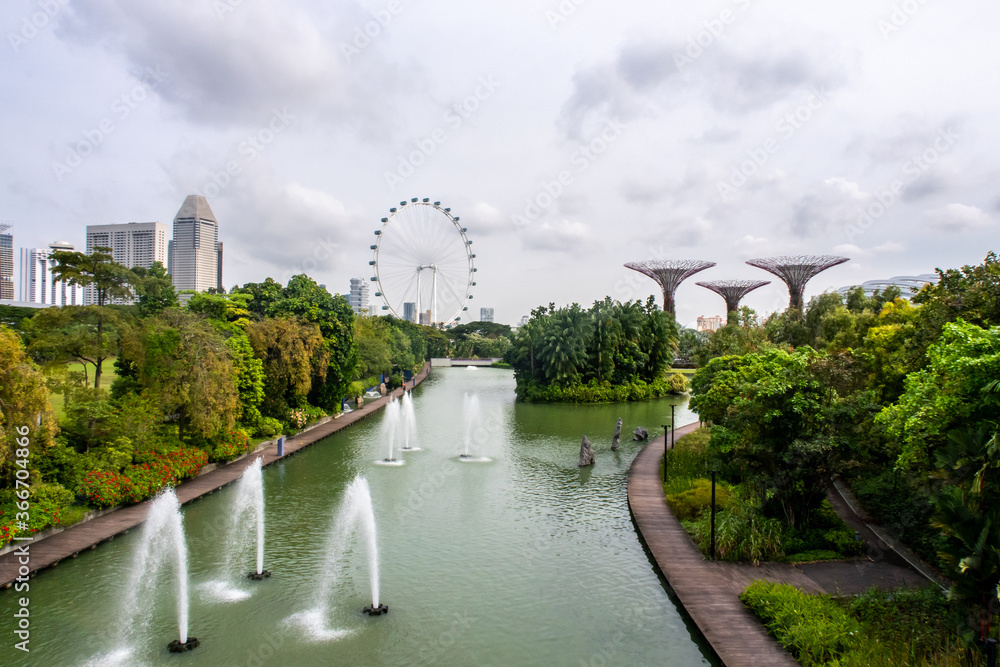 新加坡。从Supert的蜻蜓桥欣赏海湾花园和蜻蜓湖的景观