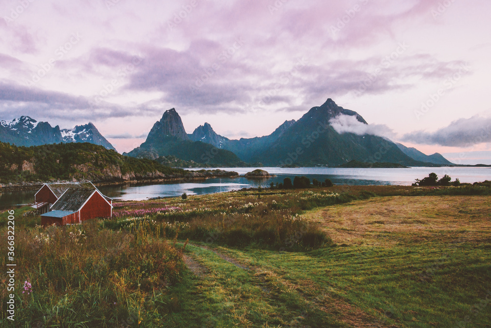挪威风景如画，峡湾上方的日落山脉和罗弗敦群岛斯堪的纳维亚农村的村庄房屋