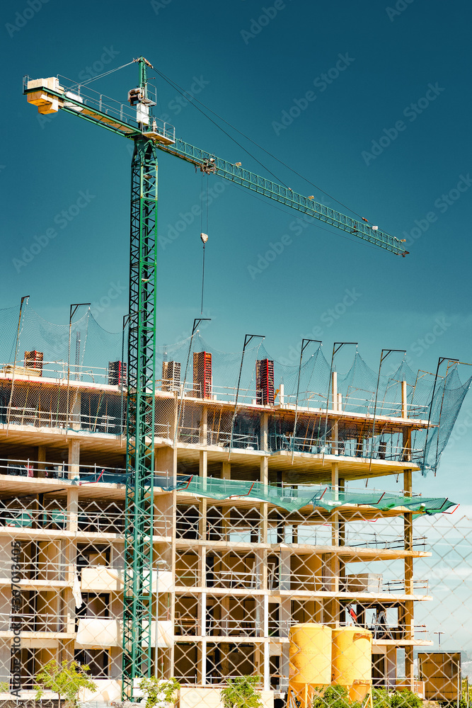 起重机和建筑施工。建筑和房地产行业。日落和基础结构