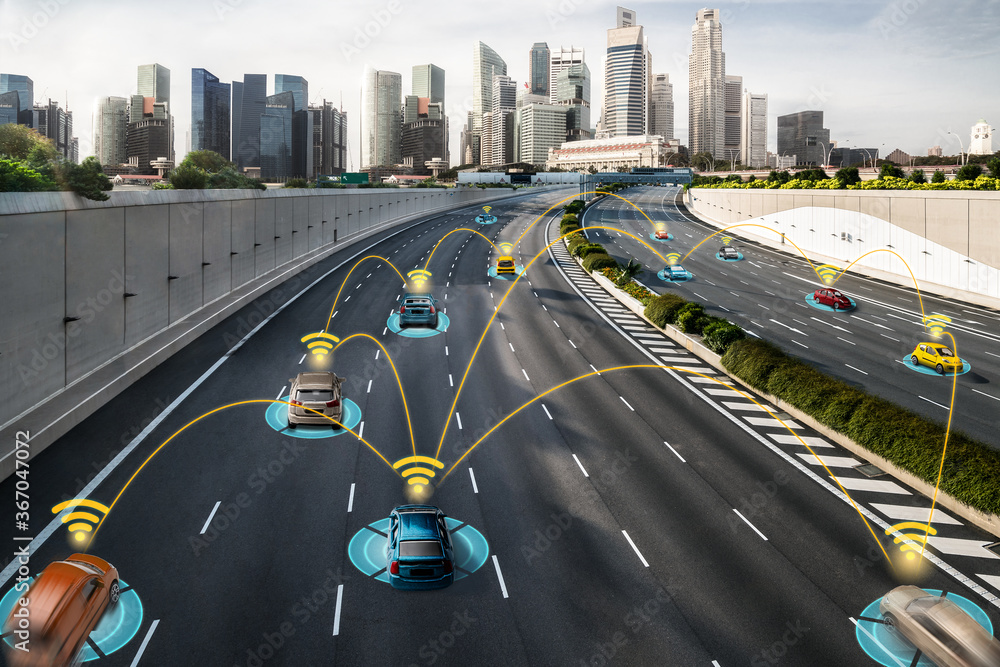 无人驾驶模式汽车控制安全的自动驾驶汽车传感器系统概念。未来的自适应cru