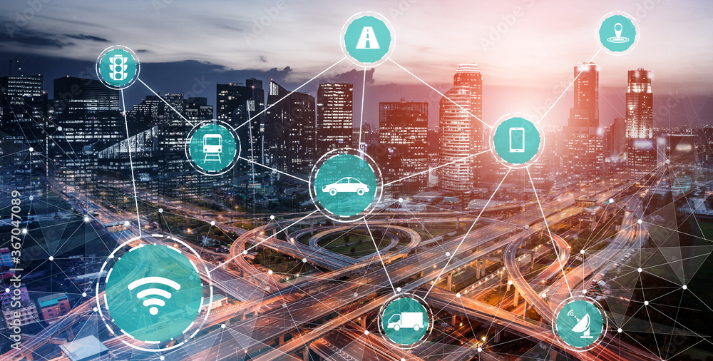 未来道路上汽车交通的智能交通技术概念。虚拟智能系统制造