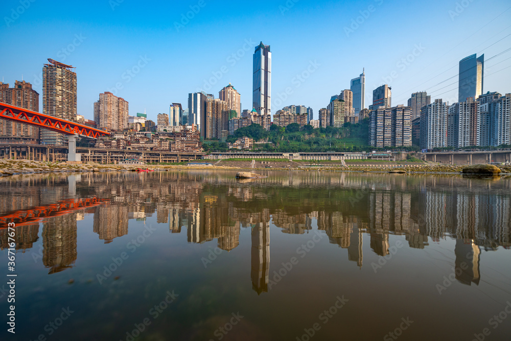中国重庆嘉陵江和千溪门大桥上的城市景观