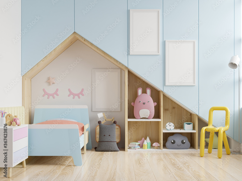儿童卧室，带屋顶的房子和蓝色的墙壁/儿童房的模型海报框架。