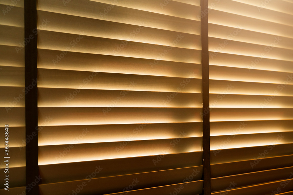 带日光纹理背景的封闭式窗户木百叶窗家居装饰理念
