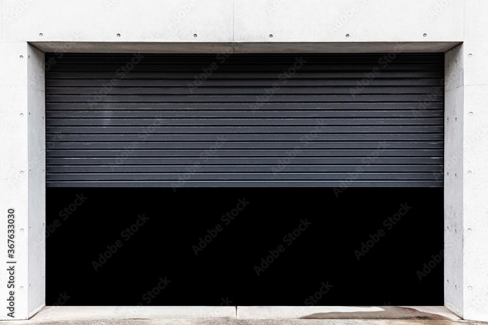 打开黑色百叶窗的大楼的车库。