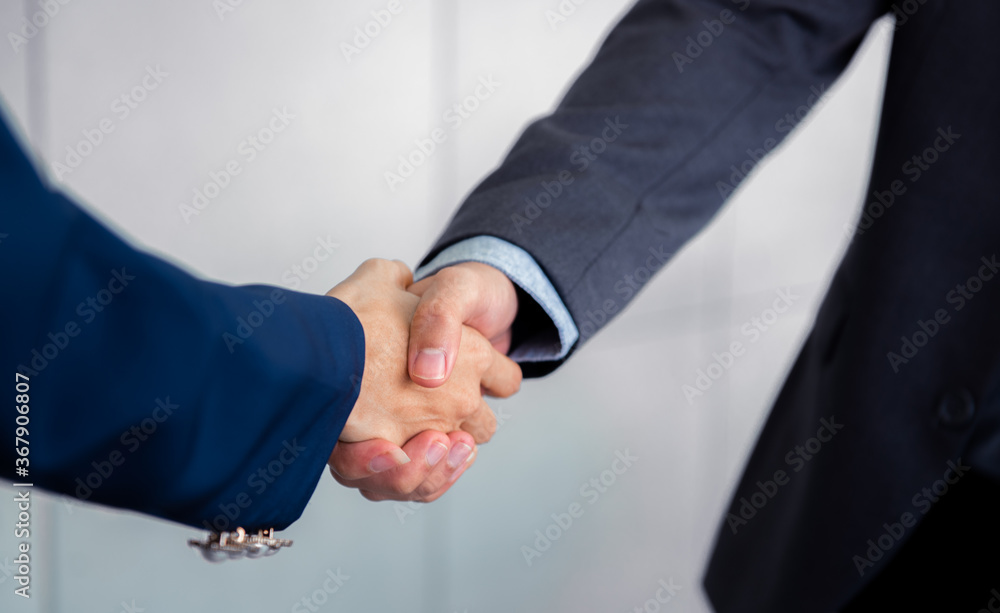 商务人士在办公室里一起握手。