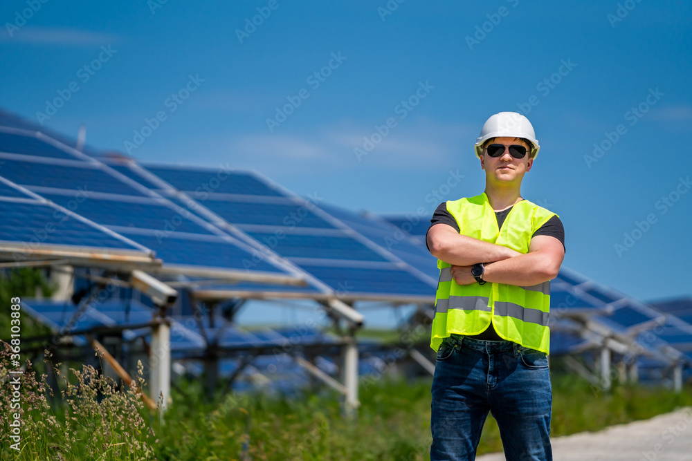 太阳能发电厂工程师。绿色能源。电力。电力能源面板。