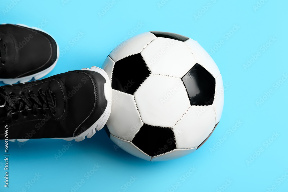 彩色背景的足球和鞋子