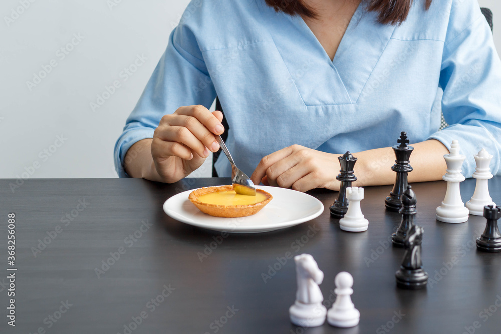 女商人在用象棋参加商业战略规划会议后吃零食