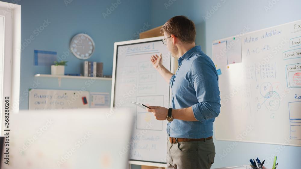 学校课堂：热情和有动力的教师使用数字平板电脑的画像，Expl