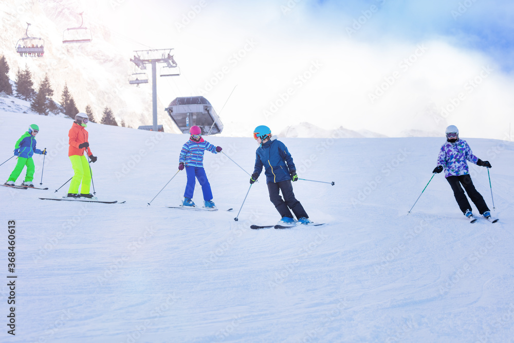滑雪学校的一班又一班的孩子在高山斜坡上学习