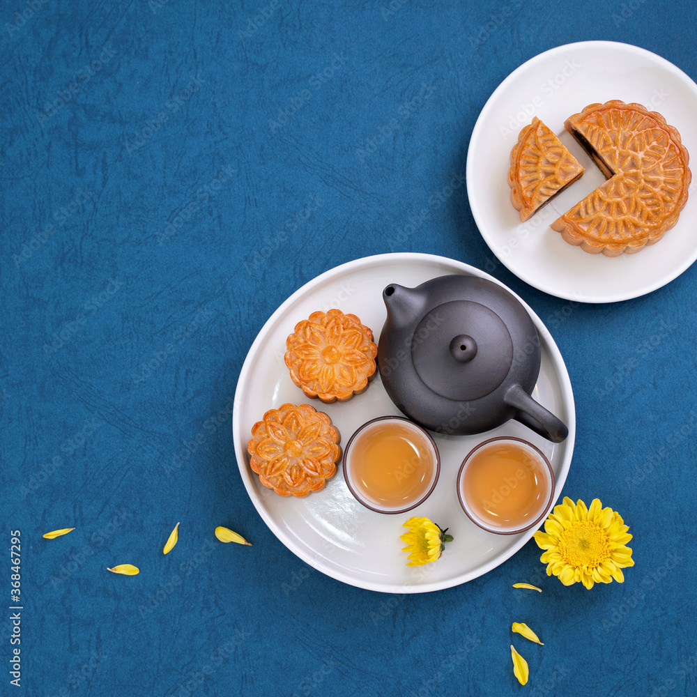 中秋节蓝底月饼简约布局，创意食品设计