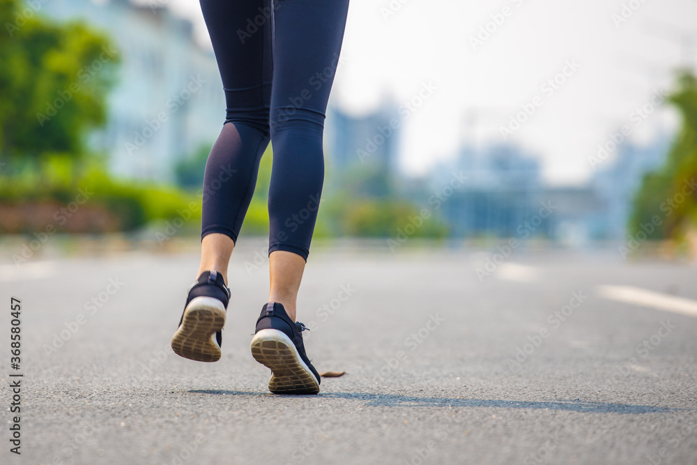 年轻女性早上跑步健身