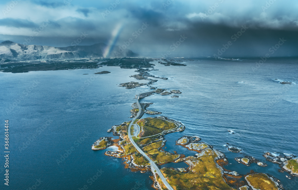 挪威大西洋公路鸟瞰景观海洋中彩虹岛的风暴云天气