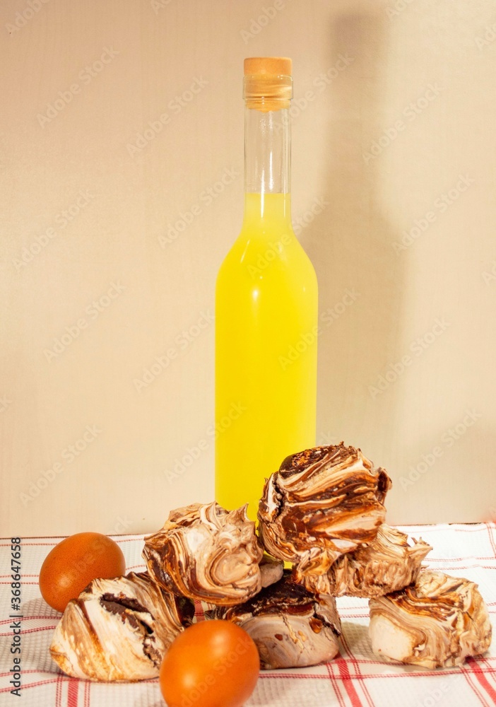 在温暖的人造光下合成。高高的柠檬瓶，自制的巧克力法国蛋白酥皮，ch