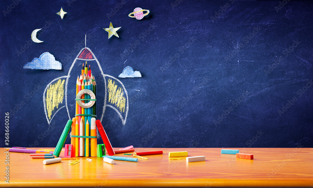创业理念-用彩色铅笔在黑板上画火箭草图-返校