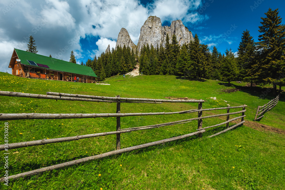 罗马尼亚喀尔巴阡山脉高崖的梦幻之旅和徒步旅行之地