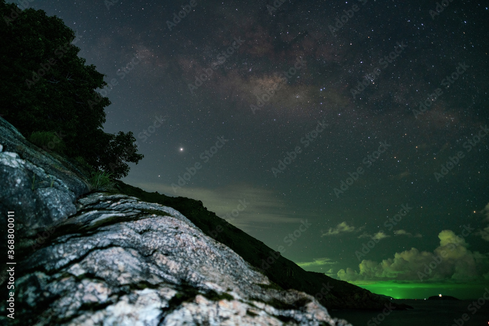 泰国普吉岛海上银河的长曝光夜间摄影。
