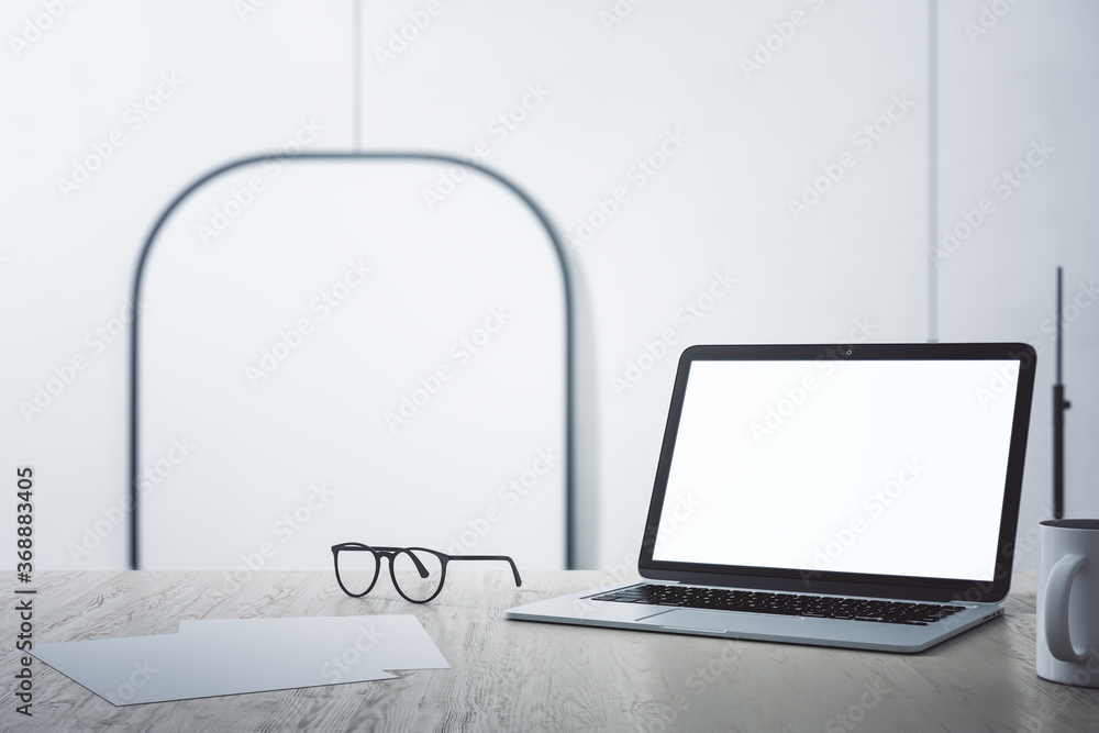 现代照相馆内部，白色背景，桌上放着笔记本电脑。