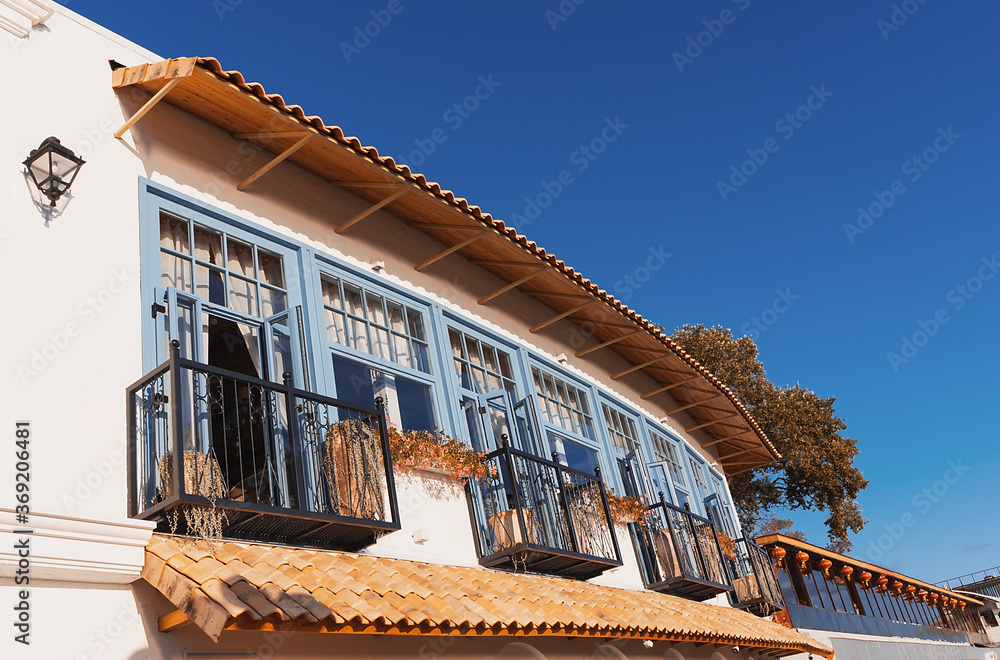 海滨地中海咖啡馆，白色墙壁，美丽的深蓝色木门和浅蓝色窗户